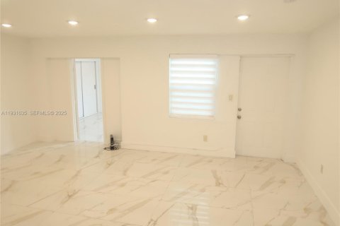 Снять в аренду виллу или дом в Майами, Флорида 4 спальни, 208.47м2, № 2034605 - фото 8