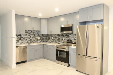 Дом в Майами, Флорида 4 спальни, 208.47м2 № 2034605