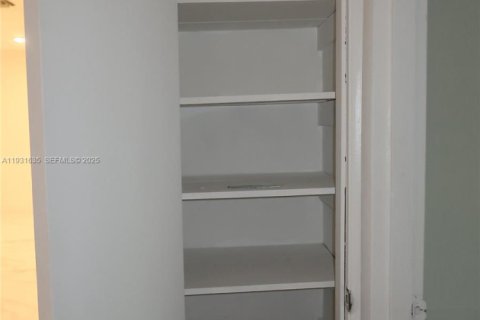 Снять в аренду виллу или дом в Майами, Флорида 4 спальни, 208.47м2, № 2034605 - фото 7