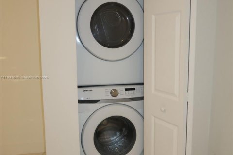 Снять в аренду виллу или дом в Майами, Флорида 4 спальни, 208.47м2, № 2034605 - фото 2