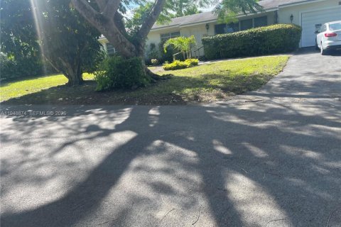 House in Pinecrest, Florida 4 bedrooms, 254.37 sq.m. № 2005697 - photo 2