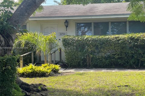 House in Pinecrest, Florida 4 bedrooms, 254.37 sq.m. № 2005697 - photo 5