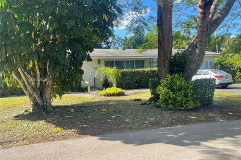 House in Pinecrest, Florida 4 bedrooms, 254.37 sq.m. № 2005697 - photo 4