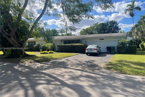 House in Pinecrest, Florida 4 bedrooms, 254.37 sq.m. № 2005697 - photo 1