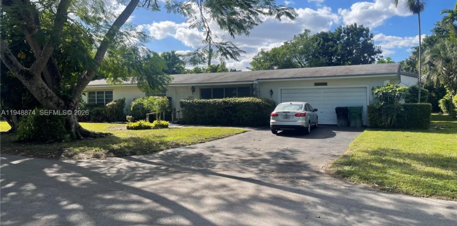 House in Pinecrest, Florida 4 bedrooms, 254.37 sq.m. № 2005697