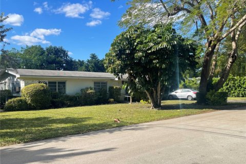 House in Pinecrest, Florida 4 bedrooms, 254.37 sq.m. № 2005697 - photo 3