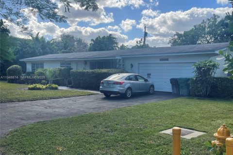 House in Pinecrest, Florida 4 bedrooms, 254.37 sq.m. № 2005697 - photo 6