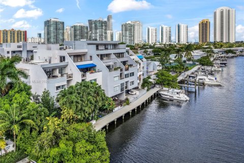Copropriété à vendre à Sunny Isles Beach, Floride: 5 chambres, 289.39 m2 № 1952373 - photo 1