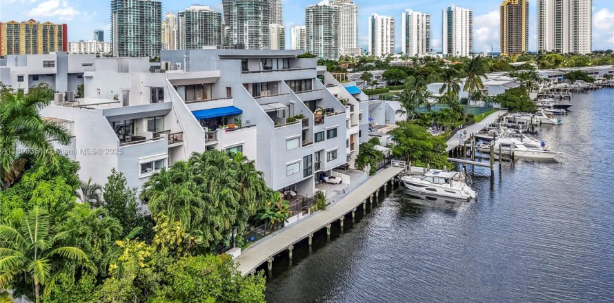 Condo à Sunny Isles Beach, Floride, 5 chambres № 1952373