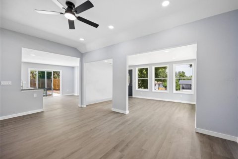 House in Clermont, Florida 4 bedrooms, 191.81 sq.m. № 2107800 - photo 6