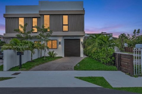 Touwnhouse à vendre à Miami, Floride: 4 chambres, 254.18 m2 № 2295594 - photo 3