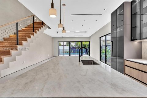 Touwnhouse à vendre à Miami, Floride: 4 chambres, 254.18 m2 № 2295594 - photo 13