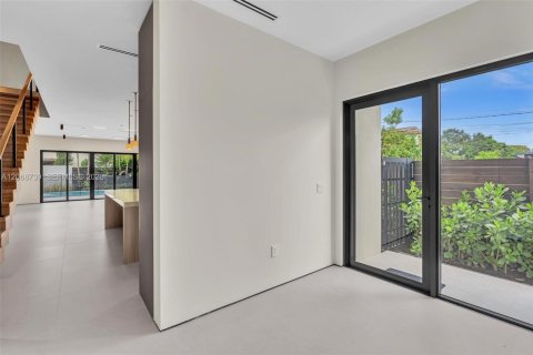 Touwnhouse à vendre à Miami, Floride: 4 chambres, 254.18 m2 № 2295594 - photo 5
