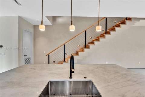 Touwnhouse à vendre à Miami, Floride: 4 chambres, 254.18 m2 № 2295594 - photo 12