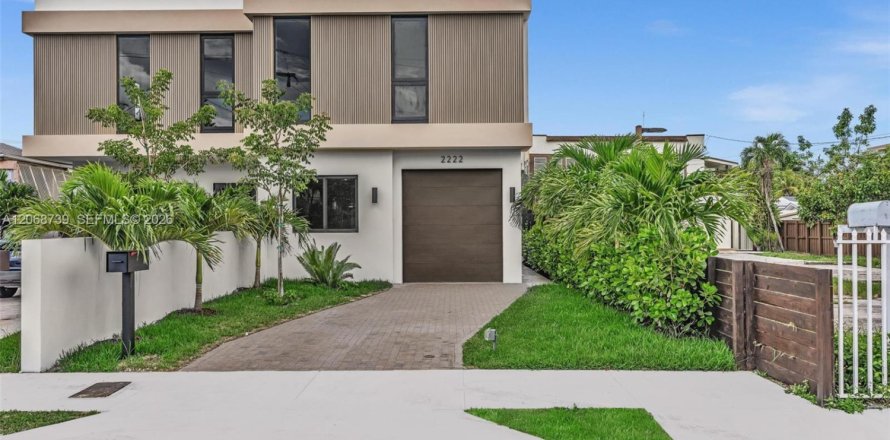 Touwnhouse à Miami, Floride 4 chambres, 254.18 m2 № 2295594