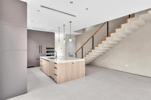 Touwnhouse à vendre à Miami, Floride: 4 chambres, 254.18 m2 № 2295594 - photo 10