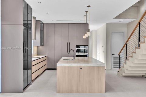 Touwnhouse à vendre à Miami, Floride: 4 chambres, 254.18 m2 № 2295594 - photo 9