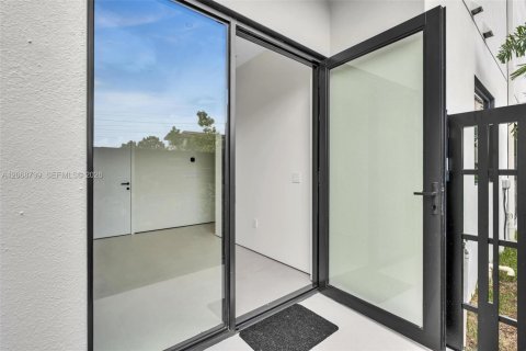 Touwnhouse à vendre à Miami, Floride: 4 chambres, 254.18 m2 № 2295594 - photo 4