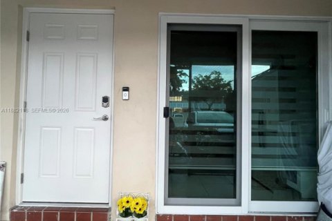 Copropriété à vendre à Dania Beach, Floride: 2 chambres, 80.82 m2 № 2195063 - photo 11