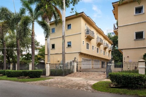 Touwnhouse à vendre à Miami, Floride: 2 chambres, 97.55 m2 № 1828672 - photo 23