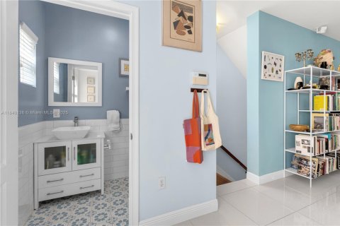 Touwnhouse à vendre à Miami, Floride: 2 chambres, 97.55 m2 № 1828672 - photo 6