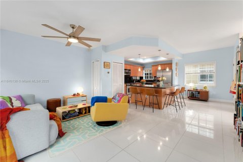 Touwnhouse à vendre à Miami, Floride: 2 chambres, 97.55 m2 № 1828672 - photo 2