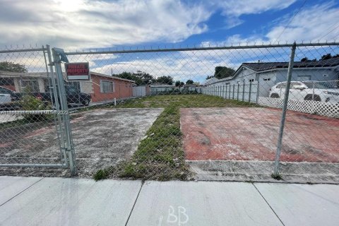 Commercial property in Miami, Florida № 1942248 - photo 1