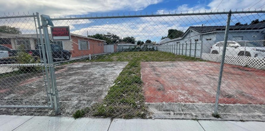 Commercial property in Miami, Florida № 1942248