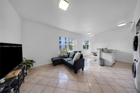 Condominio en venta en Miami Beach, Florida, 2 dormitorios, 63.17 m2 № 2034991 - foto 3