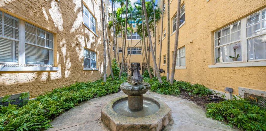 Condominio en Miami Beach, Florida, 2 dormitorios  № 2034991