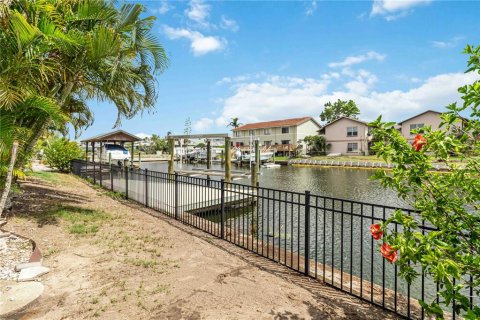 House in Apollo Beach, Florida 3 bedrooms, 135.45 sq.m. № 2156384 - photo 14