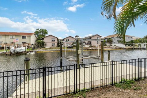 House in Apollo Beach, Florida 3 bedrooms, 135.45 sq.m. № 2156384 - photo 3