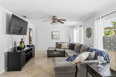 House in Apollo Beach, Florida 3 bedrooms, 135.45 sq.m. № 2156384 - photo 7
