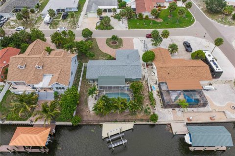House in Apollo Beach, Florida 3 bedrooms, 135.45 sq.m. № 2156384 - photo 2