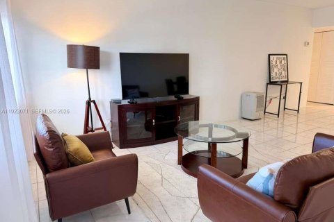Снять в аренду кондоминиум в Майами-Бич, Флорида 1 спальня, 81.75м2, № 2082832 - фото 2