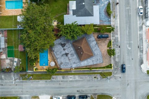 House in Hialeah, Florida 4 bedrooms, 187.66 sq.m. № 1984851 - photo 24