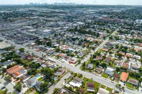 House in Hialeah, Florida 4 bedrooms, 187.66 sq.m. № 1984851 - photo 10