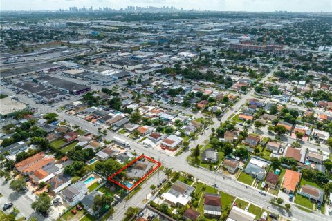 House in Hialeah, Florida 4 bedrooms, 187.66 sq.m. № 1984851 - photo 11