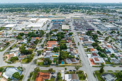 House in Hialeah, Florida 4 bedrooms, 187.66 sq.m. № 1984851 - photo 18