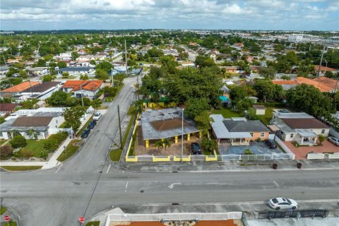 House in Hialeah, Florida 4 bedrooms, 187.66 sq.m. № 1984851 - photo 8