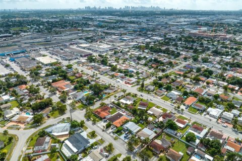 House in Hialeah, Florida 4 bedrooms, 187.66 sq.m. № 1984851 - photo 12