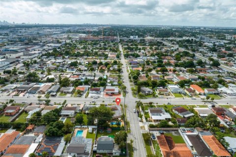 House in Hialeah, Florida 4 bedrooms, 187.66 sq.m. № 1984851 - photo 15