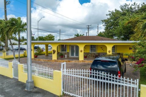 House in Hialeah, Florida 4 bedrooms, 187.66 sq.m. № 1984851 - photo 5