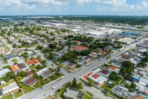 House in Hialeah, Florida 4 bedrooms, 187.66 sq.m. № 1984851 - photo 16