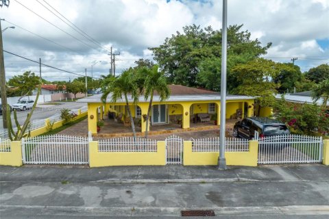 House in Hialeah, Florida 4 bedrooms, 187.66 sq.m. № 1984851 - photo 6