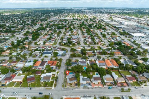 House in Hialeah, Florida 4 bedrooms, 187.66 sq.m. № 1984851 - photo 21