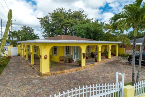 House in Hialeah, Florida 4 bedrooms, 187.66 sq.m. № 1984851 - photo 4