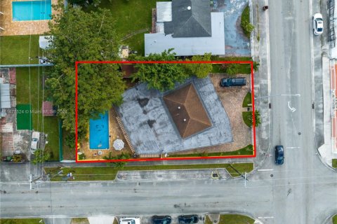 House in Hialeah, Florida 4 bedrooms, 187.66 sq.m. № 1984851 - photo 25