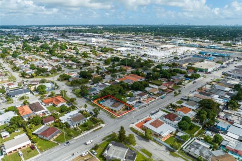 House in Hialeah, Florida 4 bedrooms, 187.66 sq.m. № 1984851 - photo 17