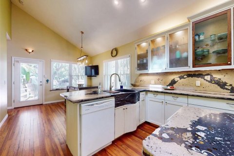 House in New Smyrna Beach, Florida 4 bedrooms, 219.25 sq.m. № 1613694 - photo 9